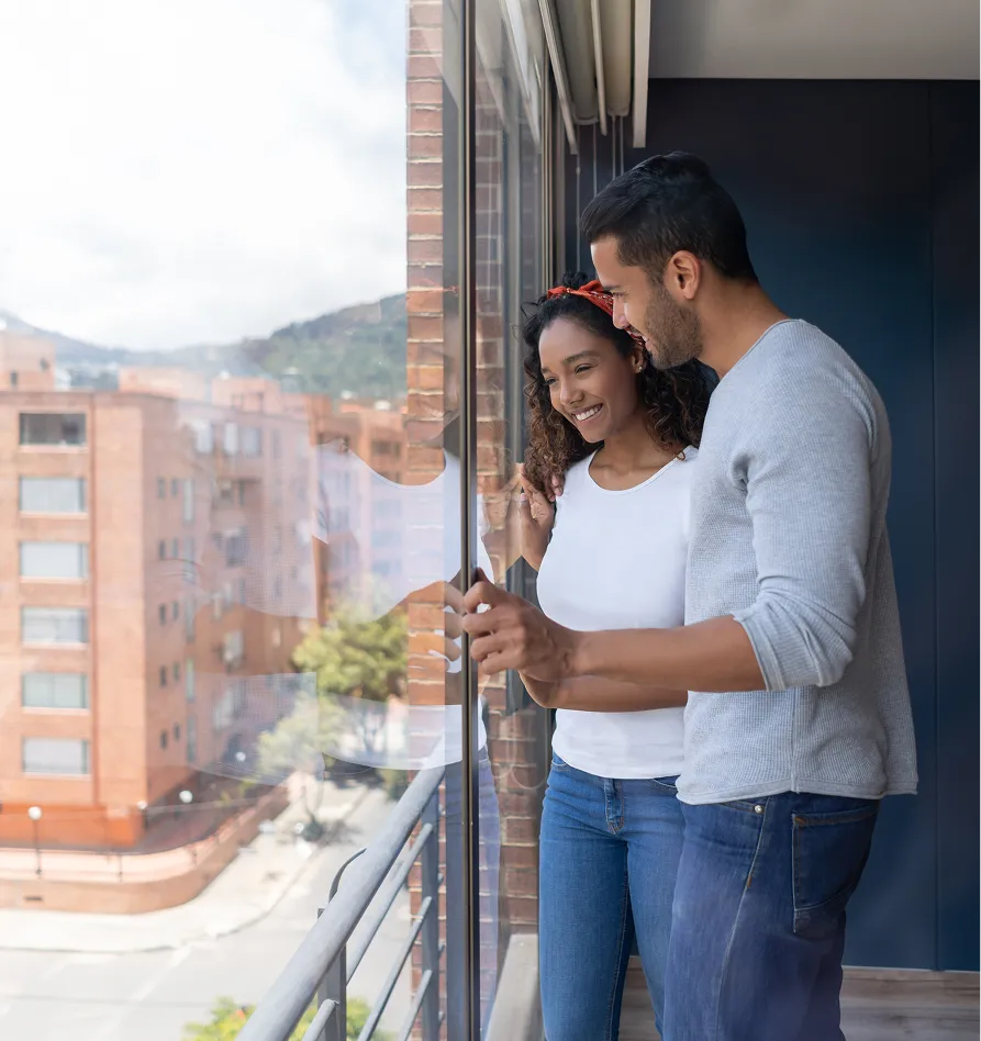 Pareja disfrutando de su apartamento en Colombia