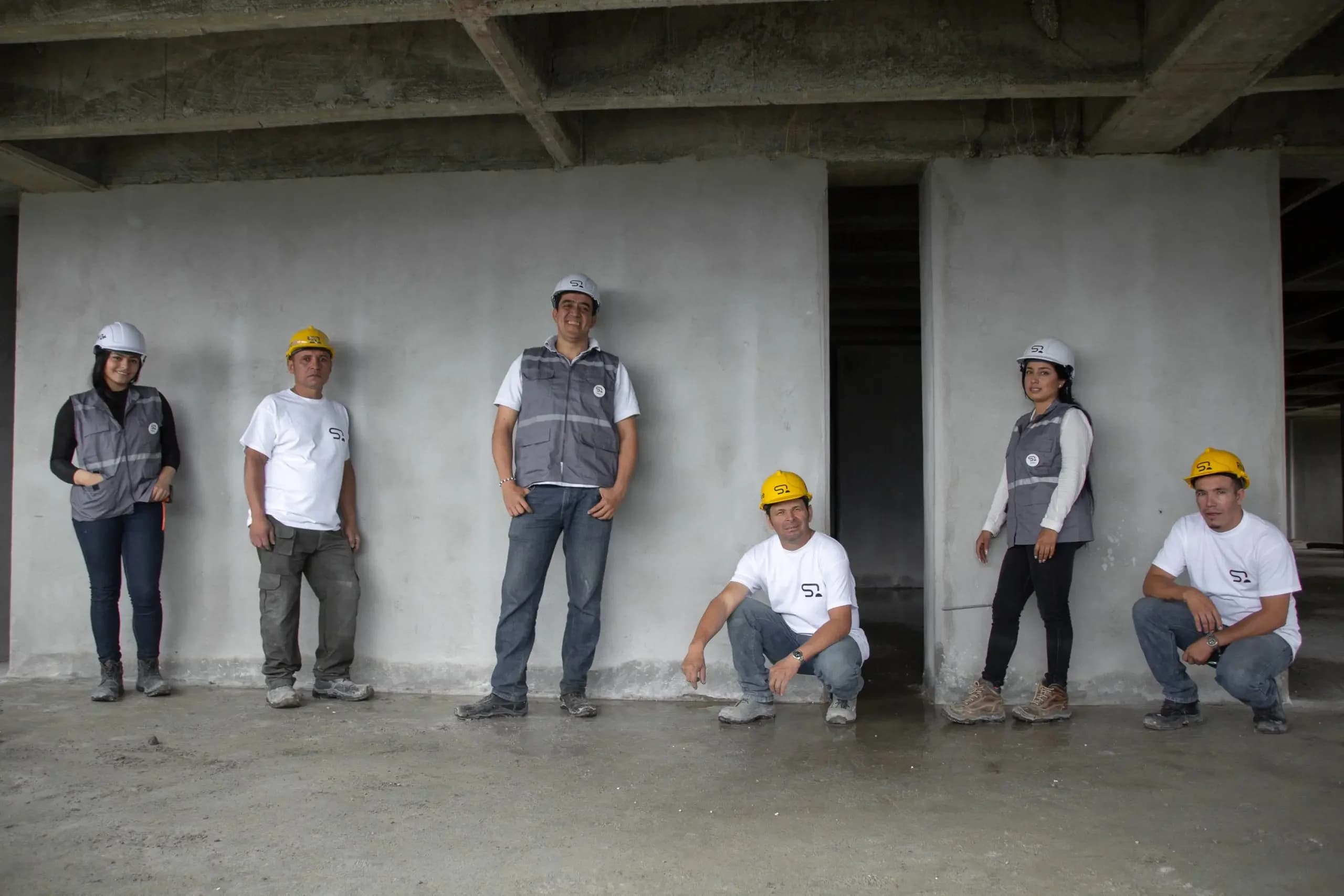 Equipo de construcción de Sinergia Constructora en obra